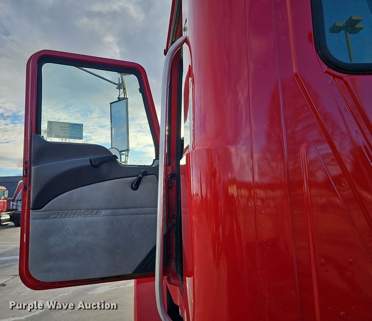 image for item DW3160 2008 Mack CHU613 semi truck