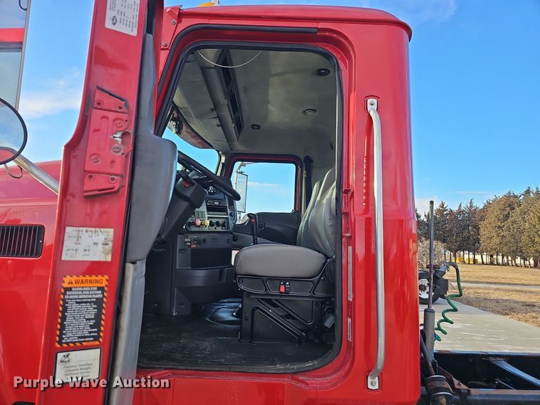 image for item DW3160 2008 Mack CHU613 semi truck