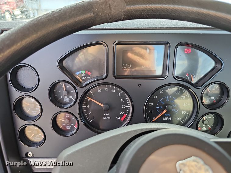 image for item DW3160 2008 Mack CHU613 semi truck