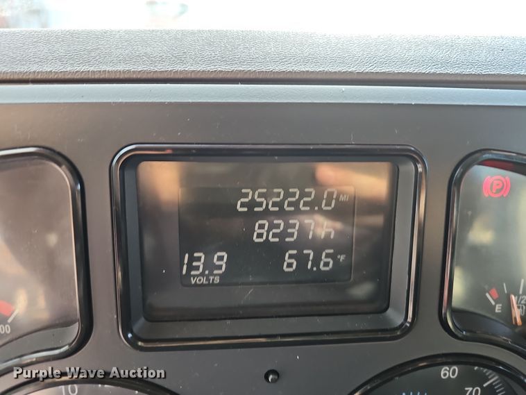 image for item DW3160 2008 Mack CHU613 semi truck