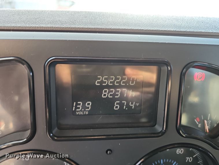 image for item DW3160 2008 Mack CHU613 semi truck