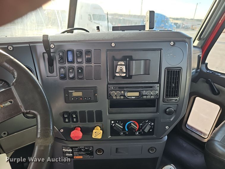 image for item DW3160 2008 Mack CHU613 semi truck