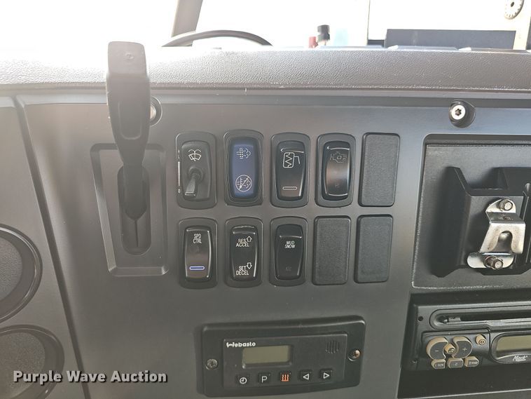 image for item DW3160 2008 Mack CHU613 semi truck