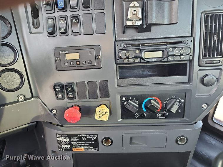 image for item DW3160 2008 Mack CHU613 semi truck