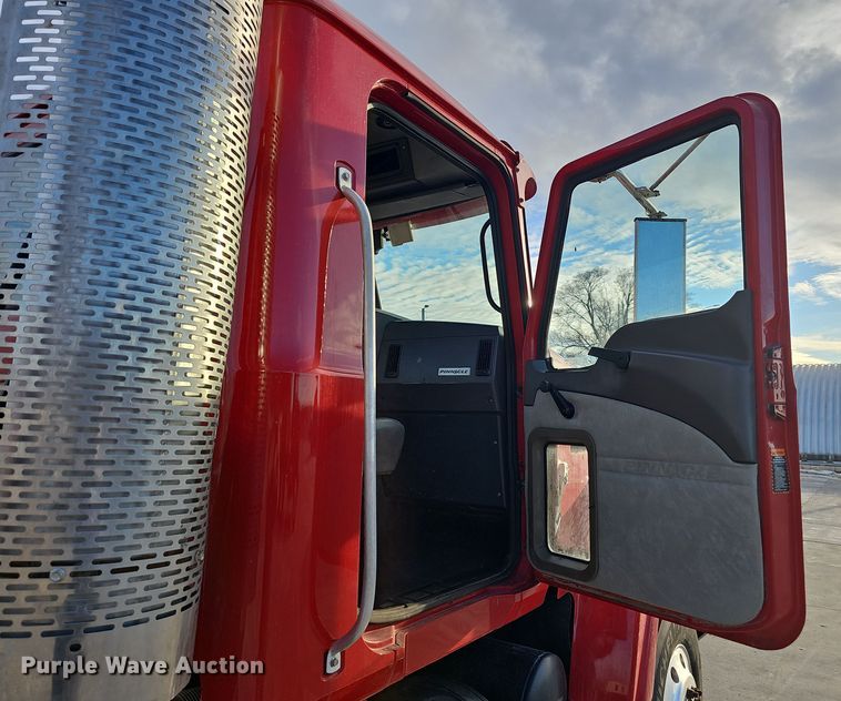 image for item DW3160 2008 Mack CHU613 semi truck