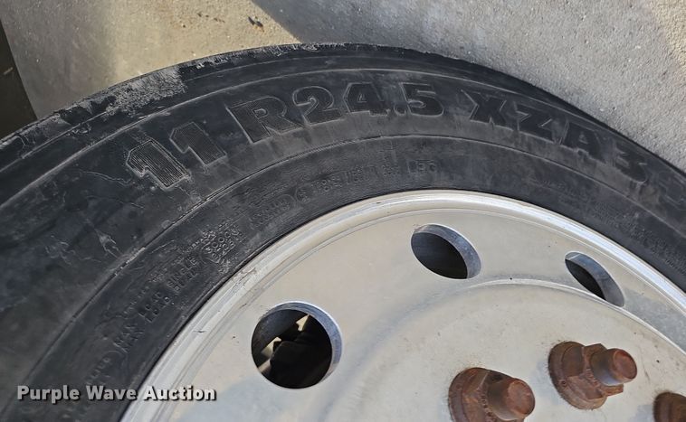 image for item DW3160 2008 Mack CHU613 semi truck