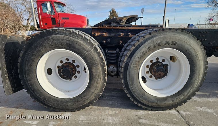 image for item DW3160 2008 Mack CHU613 semi truck