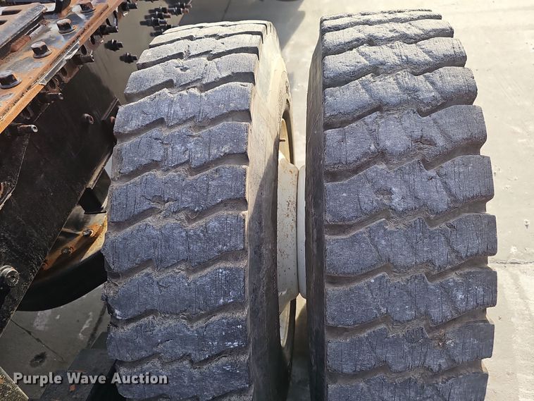 image for item DW3160 2008 Mack CHU613 semi truck