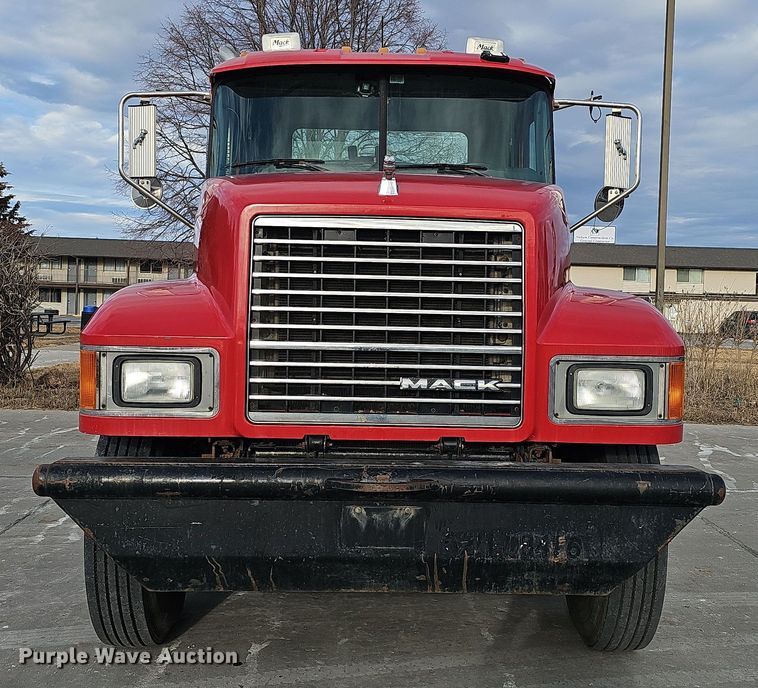 image for item DW3161 2008 Mack Pinnacle semi truck
