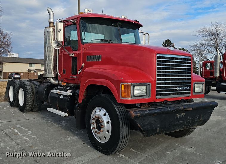 image for item DW3161 2008 Mack Pinnacle semi truck