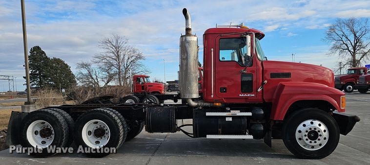 image for item DW3161 2008 Mack Pinnacle semi truck
