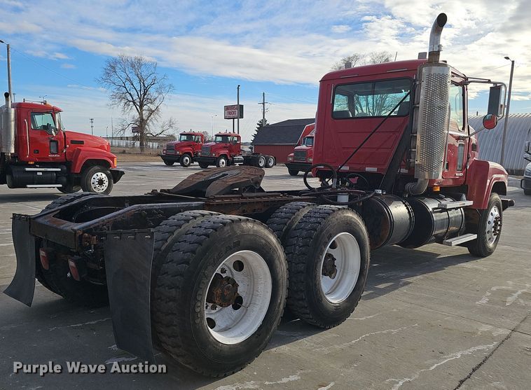 image for item DW3161 2008 Mack Pinnacle semi truck