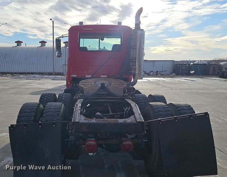 image for item DW3161 2008 Mack Pinnacle semi truck