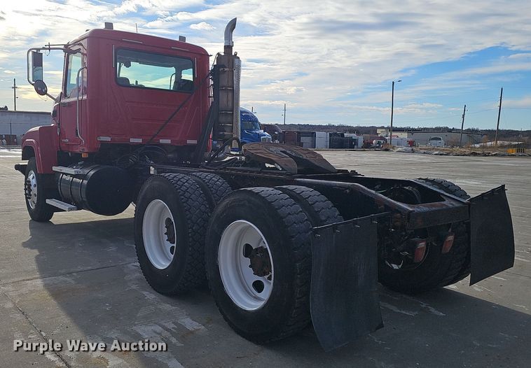 image for item DW3161 2008 Mack Pinnacle semi truck