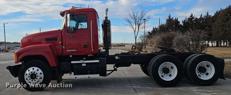 image for item DW3161 2008 Mack Pinnacle semi truck