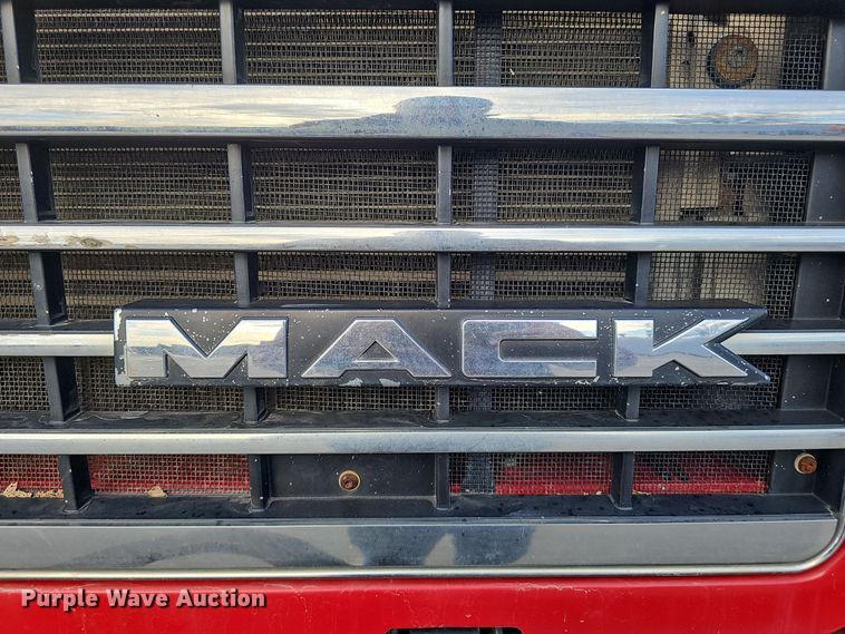 image for item DW3161 2008 Mack Pinnacle semi truck