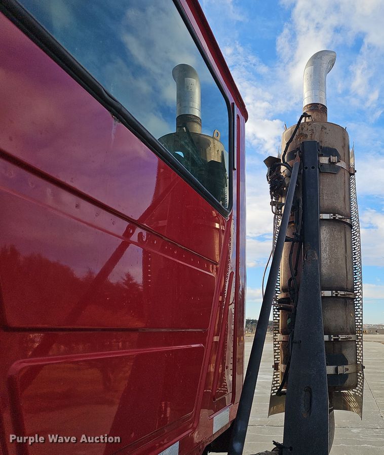 image for item DW3161 2008 Mack Pinnacle semi truck