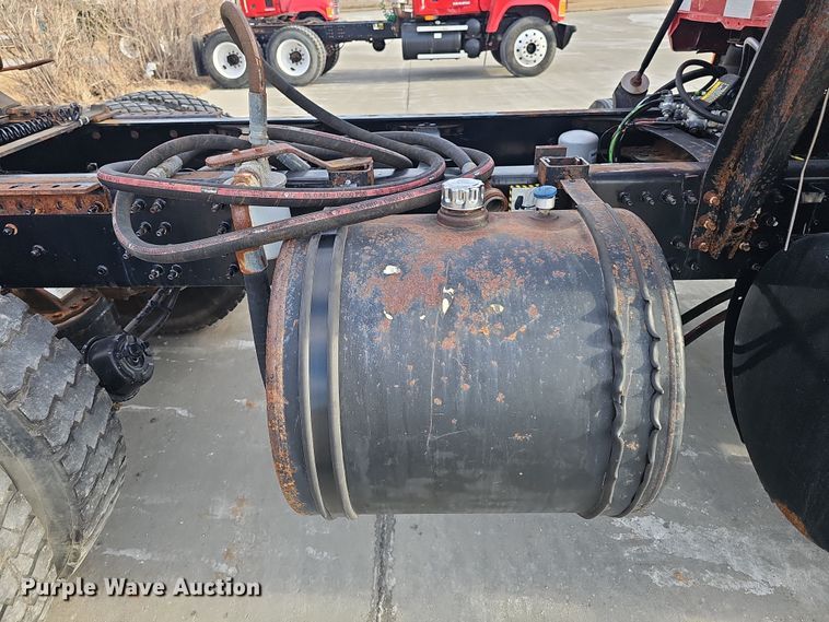 image for item DW3161 2008 Mack Pinnacle semi truck