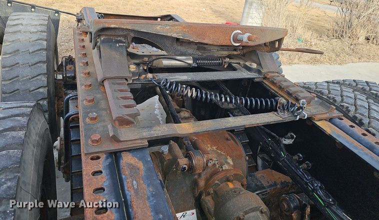 image for item DW3161 2008 Mack Pinnacle semi truck