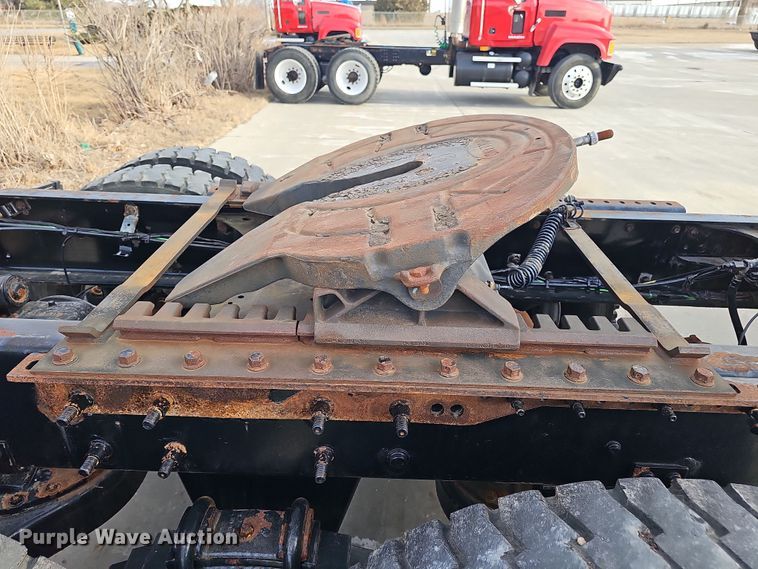 image for item DW3161 2008 Mack Pinnacle semi truck