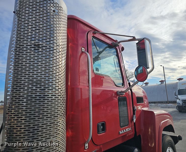 image for item DW3161 2008 Mack Pinnacle semi truck