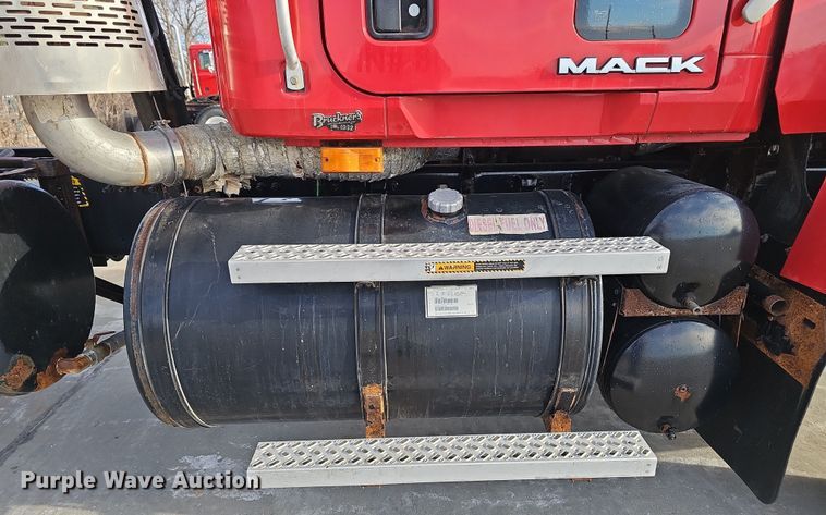 image for item DW3161 2008 Mack Pinnacle semi truck