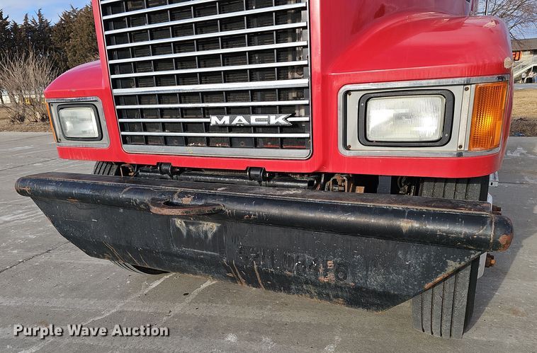 image for item DW3161 2008 Mack Pinnacle semi truck