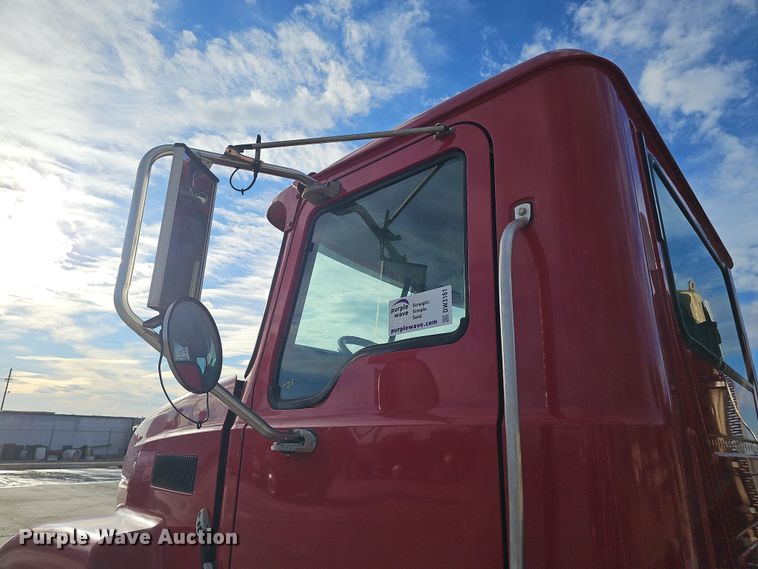 image for item DW3161 2008 Mack Pinnacle semi truck