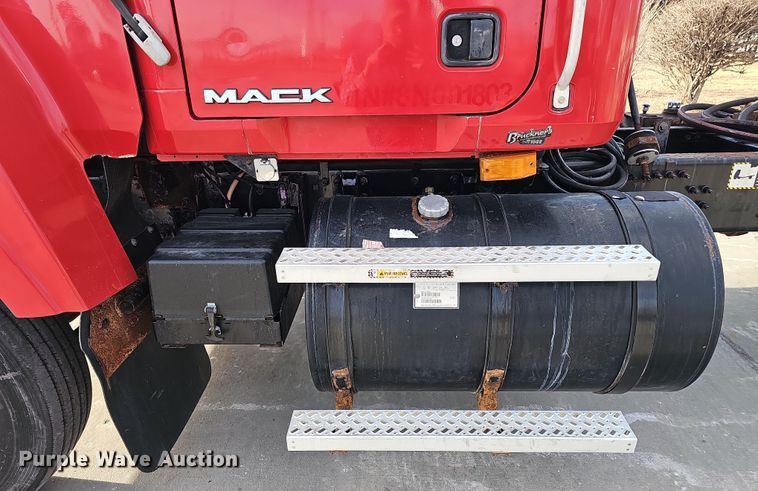 image for item DW3161 2008 Mack Pinnacle semi truck