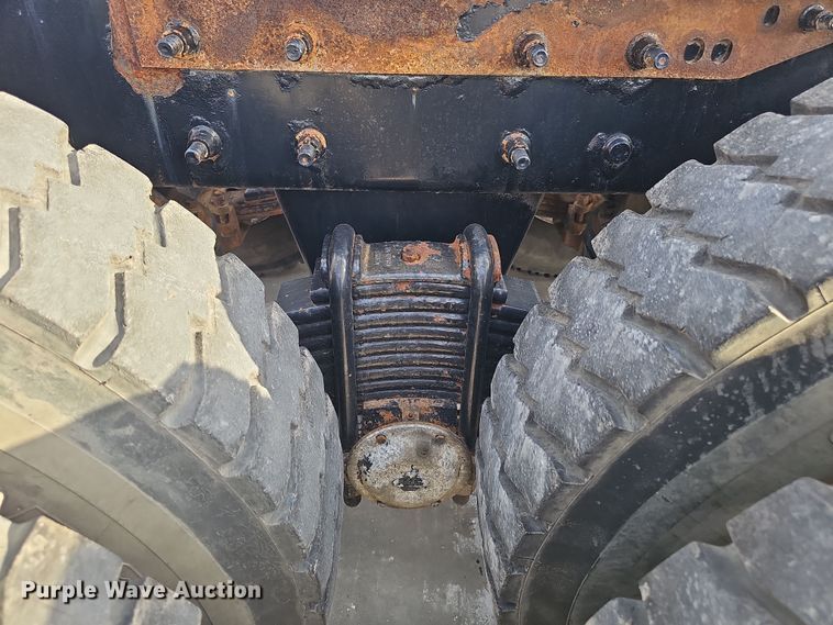 image for item DW3161 2008 Mack Pinnacle semi truck