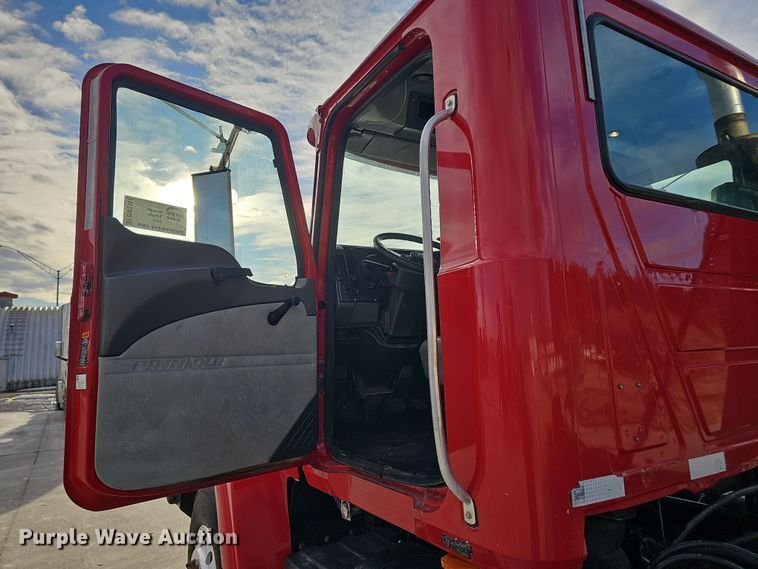 image for item DW3161 2008 Mack Pinnacle semi truck