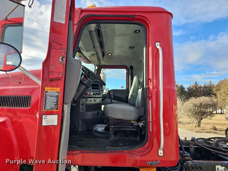 image for item DW3161 2008 Mack Pinnacle semi truck