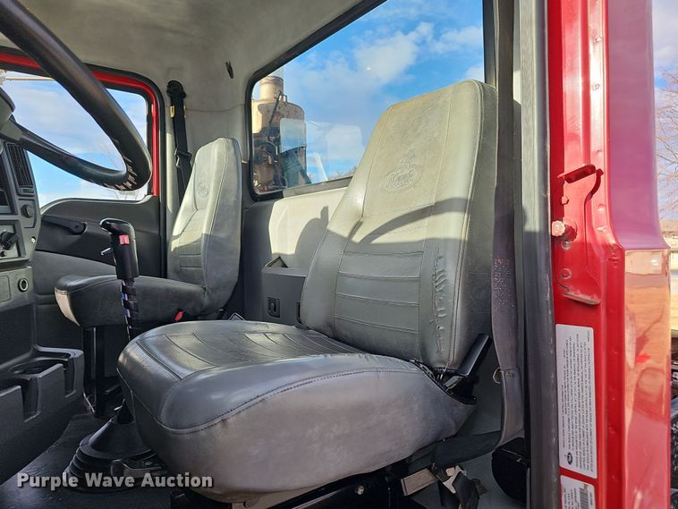 image for item DW3161 2008 Mack Pinnacle semi truck