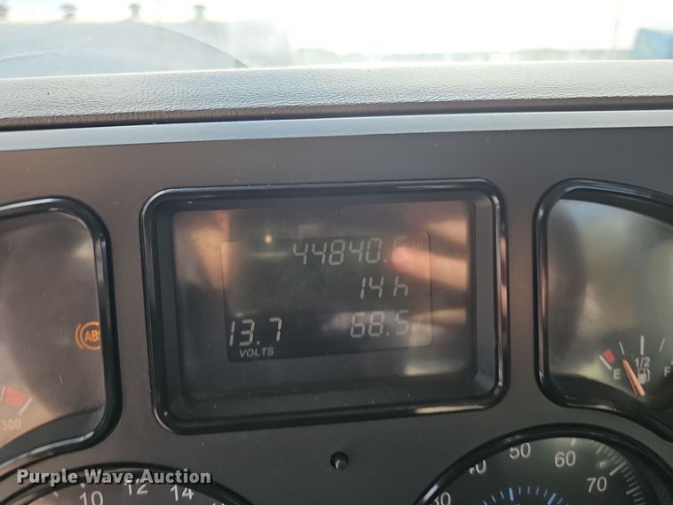 image for item DW3161 2008 Mack Pinnacle semi truck