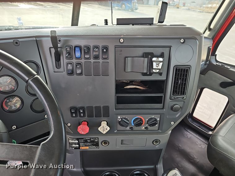 image for item DW3161 2008 Mack Pinnacle semi truck