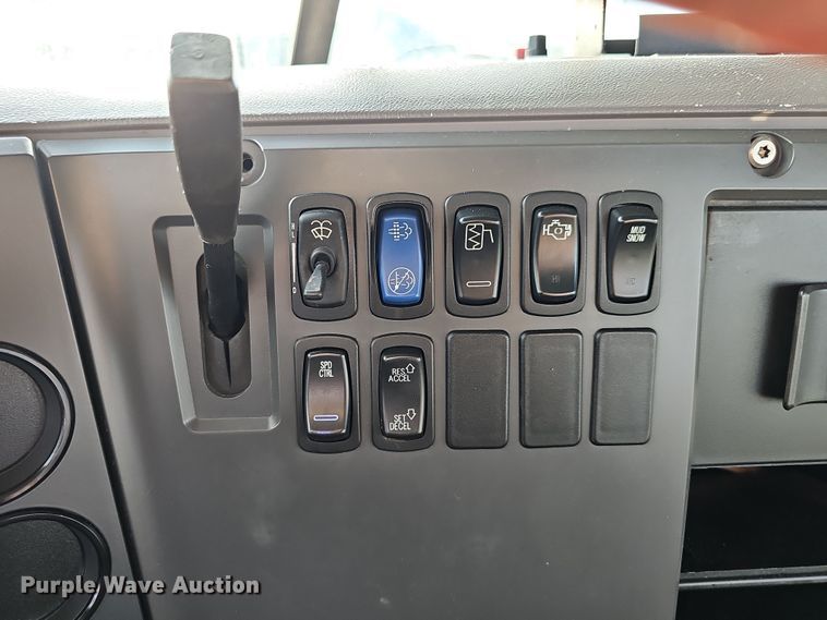 image for item DW3161 2008 Mack Pinnacle semi truck