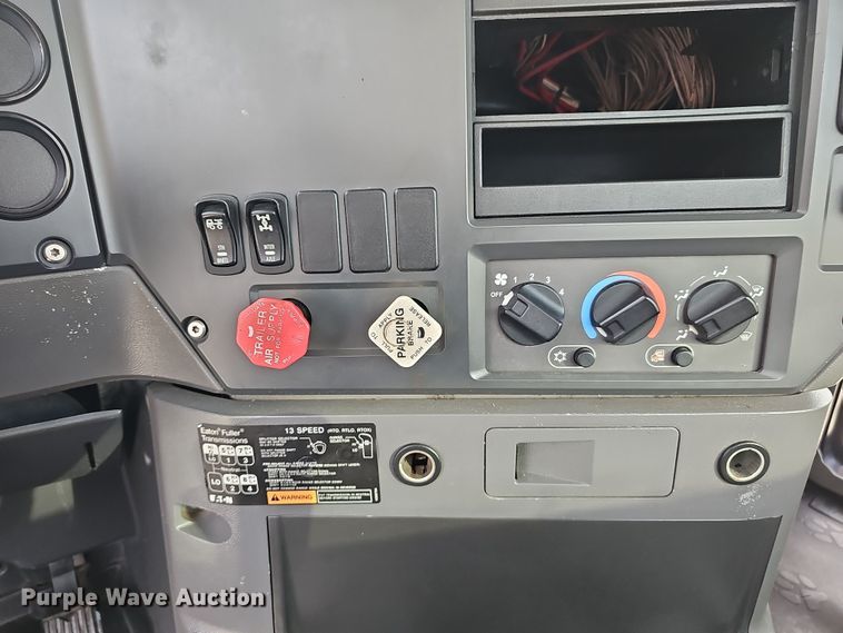 image for item DW3161 2008 Mack Pinnacle semi truck