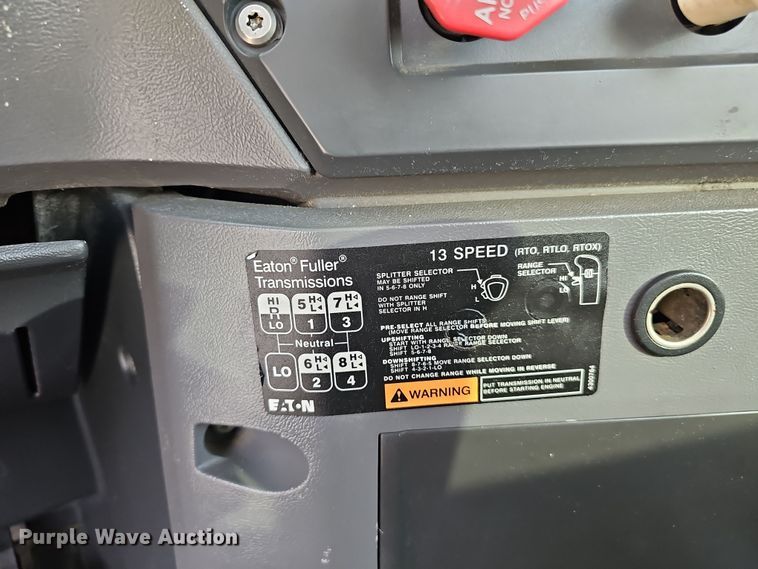 image for item DW3161 2008 Mack Pinnacle semi truck