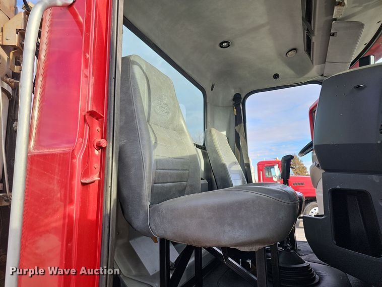 image for item DW3161 2008 Mack Pinnacle semi truck