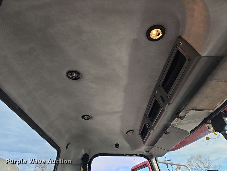 image for item DW3161 2008 Mack Pinnacle semi truck