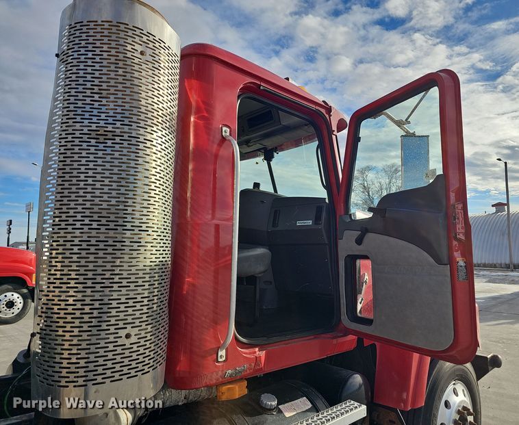 image for item DW3161 2008 Mack Pinnacle semi truck