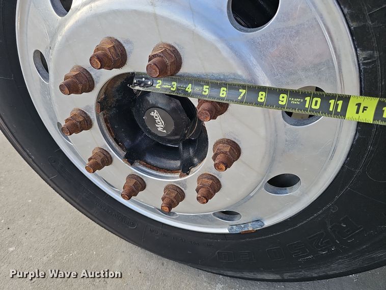 image for item DW3161 2008 Mack Pinnacle semi truck