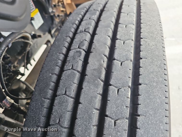 image for item DW3161 2008 Mack Pinnacle semi truck