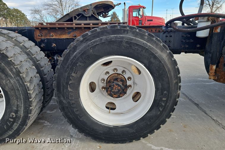 image for item DW3161 2008 Mack Pinnacle semi truck