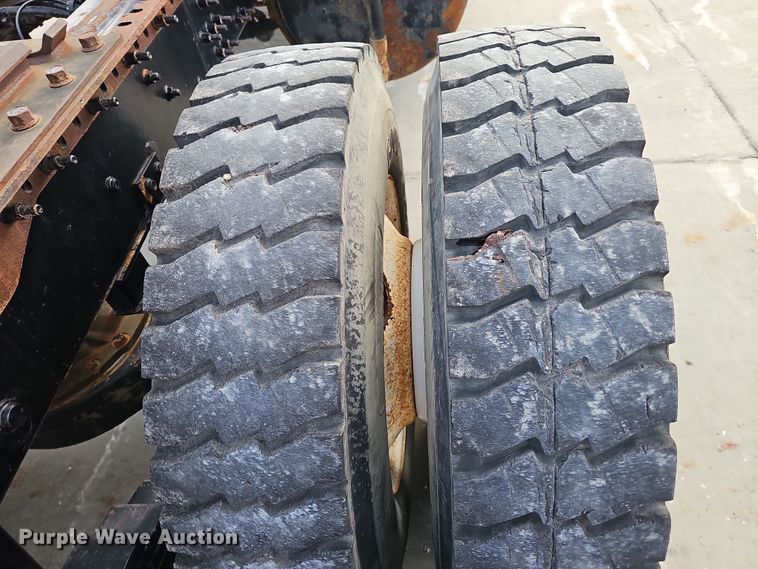 image for item DW3161 2008 Mack Pinnacle semi truck