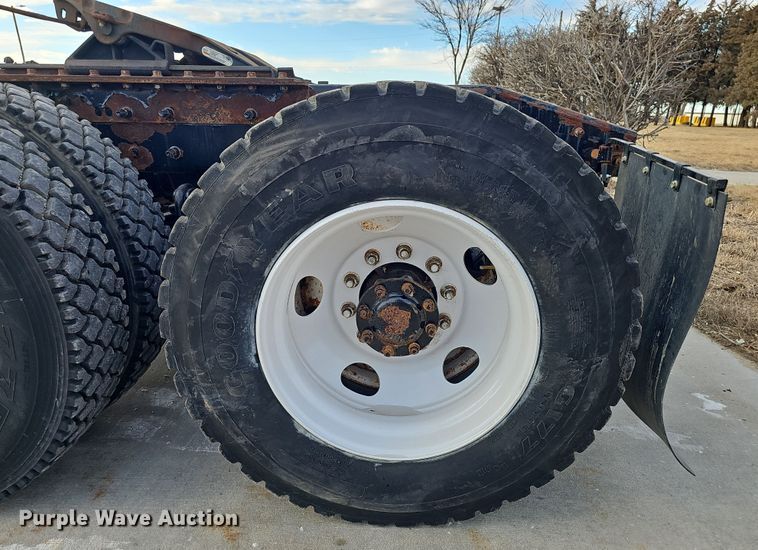 image for item DW3161 2008 Mack Pinnacle semi truck