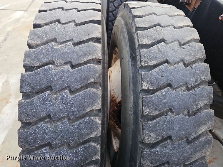 image for item DW3161 2008 Mack Pinnacle semi truck