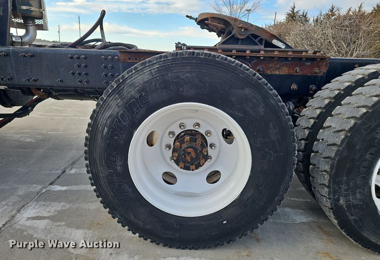 image for item DW3161 2008 Mack Pinnacle semi truck