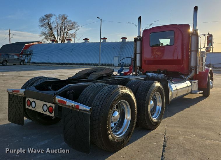 image for item DW3162 2006 Peterbilt 379 semi truck