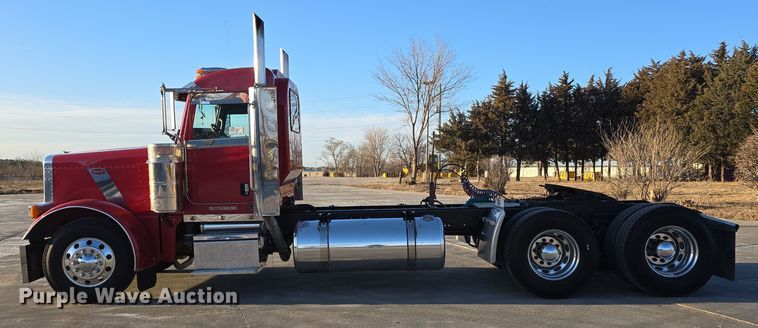 image for item DW3162 2006 Peterbilt 379 semi truck